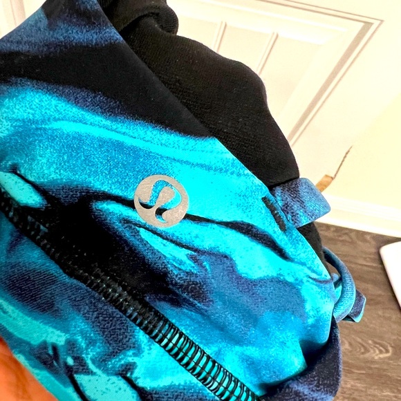 Lululemon sports bra size 6. - Picture 2 of 2